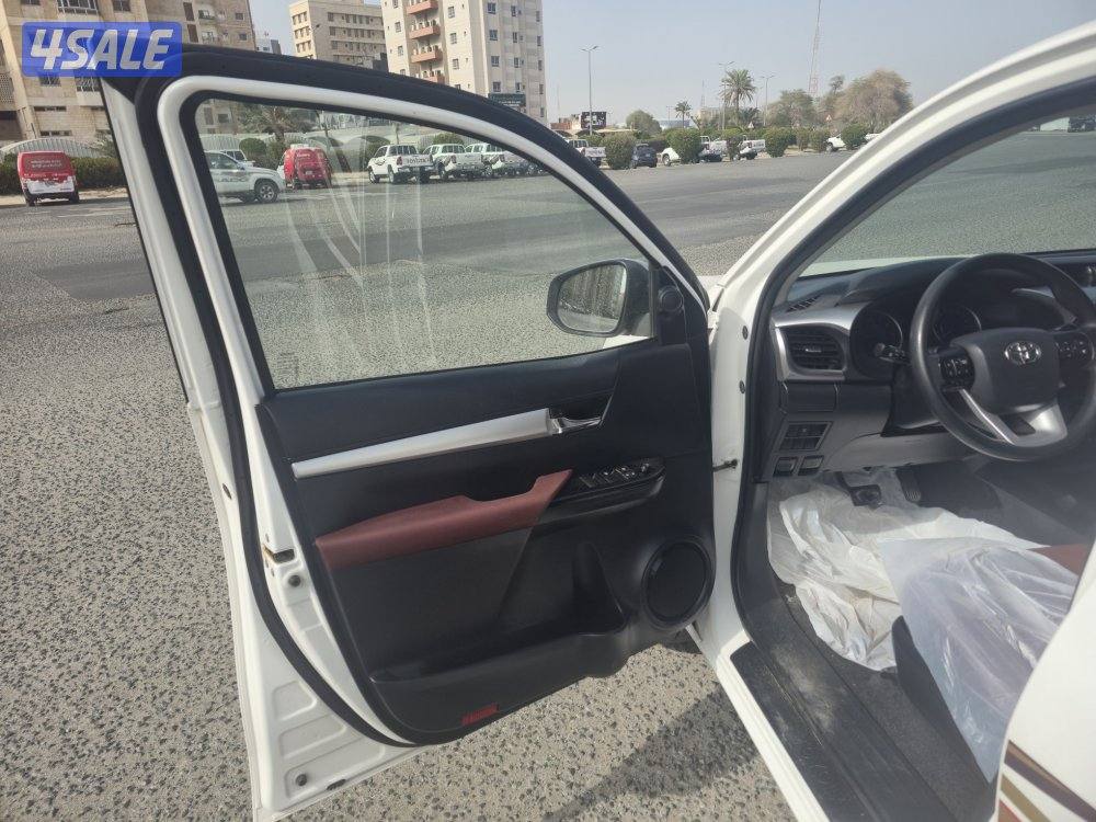 Toyota Hilux pick-up Automatic 4×2 ( 2020 model ) 41000 km orginal pnt6