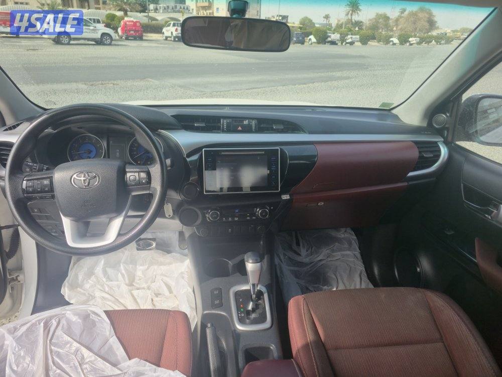 Toyota Hilux pick-up Automatic 4×2 ( 2020 model ) 41000 km orginal pnt8