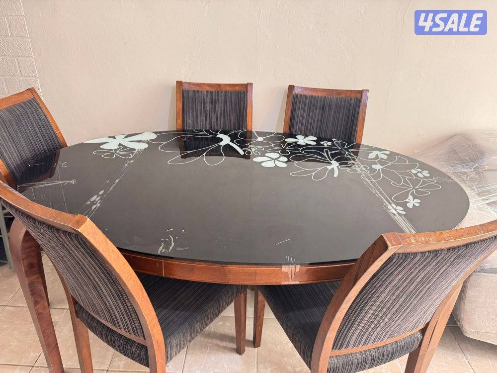 طاولة طعام بحالة جيدة جدا0