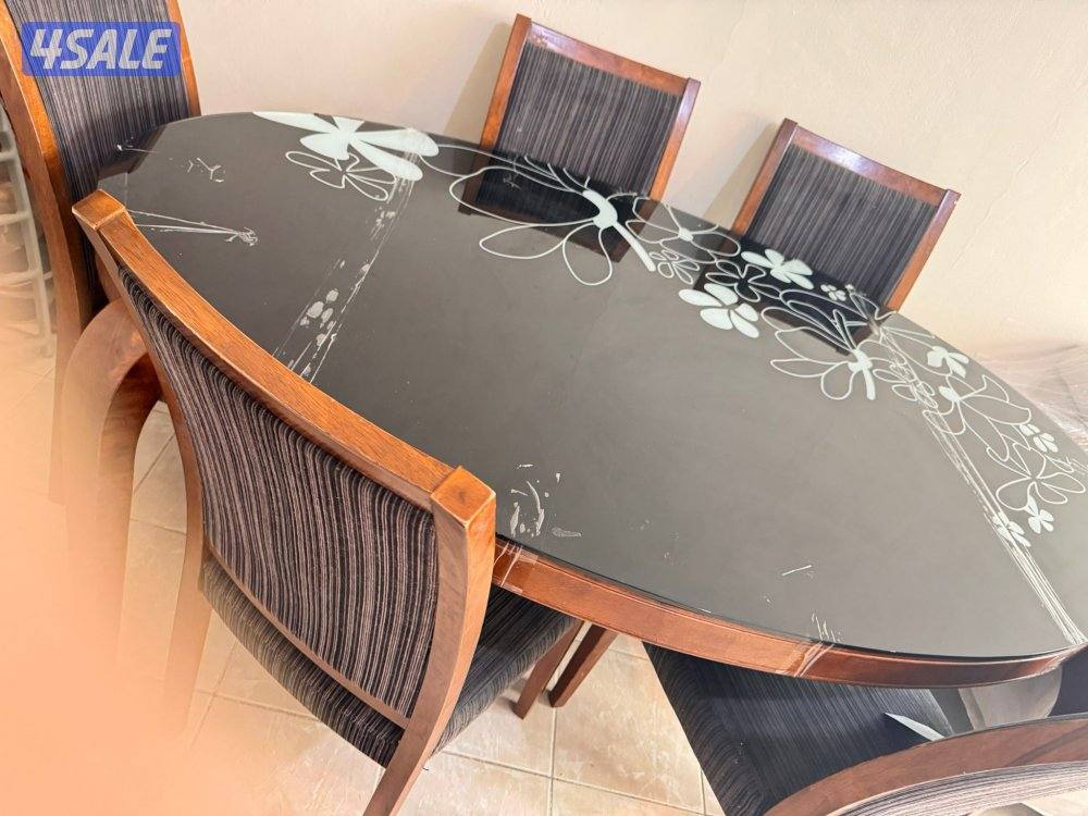 طاولة طعام بحالة جيدة جدا1