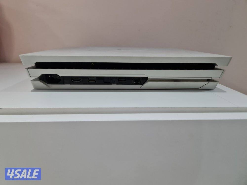 PS4 Pro 890 gb with travelling case and controller1