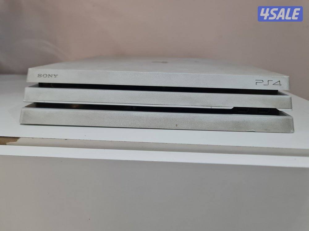 PS4 Pro 890 gb with travelling case and controller8