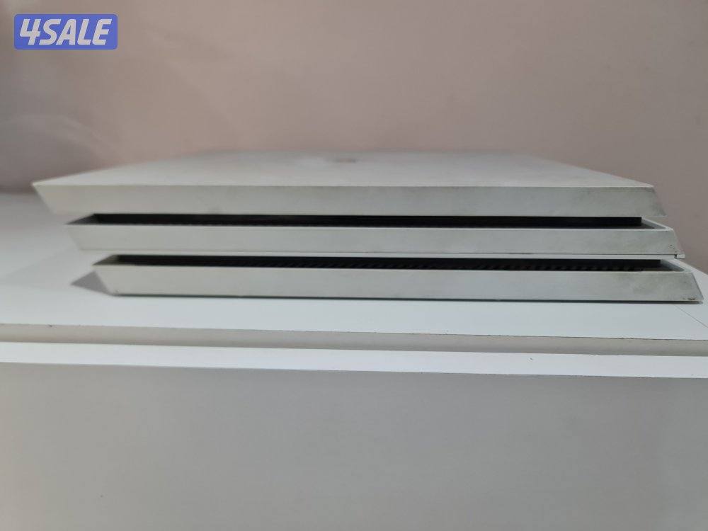 PS4 Pro 890 gb with travelling case and controller7