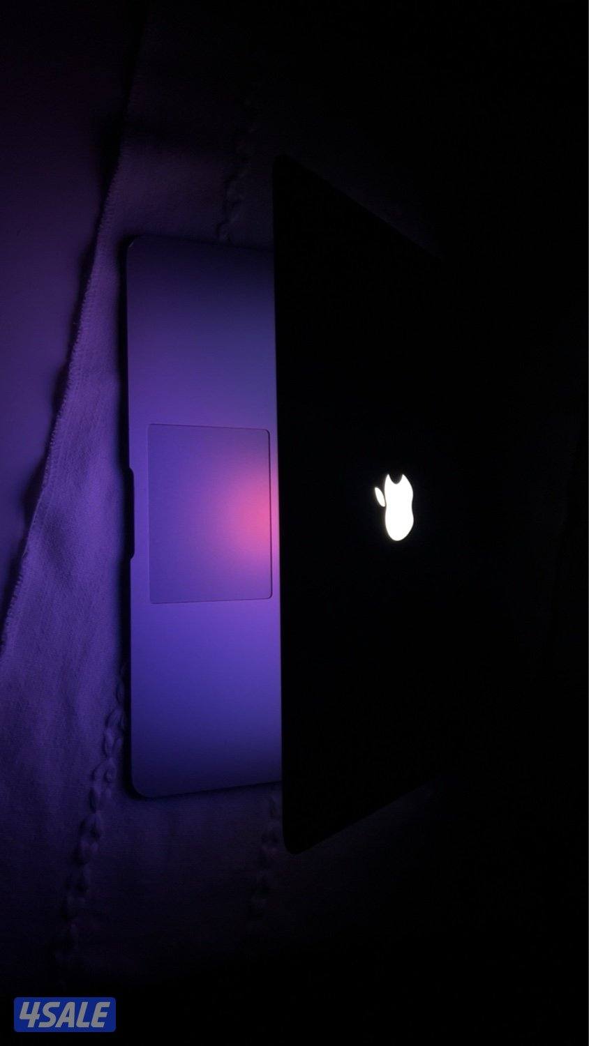 لابتوب MacBook Air نظيف مع الشاحن الأصلي والشنطة0