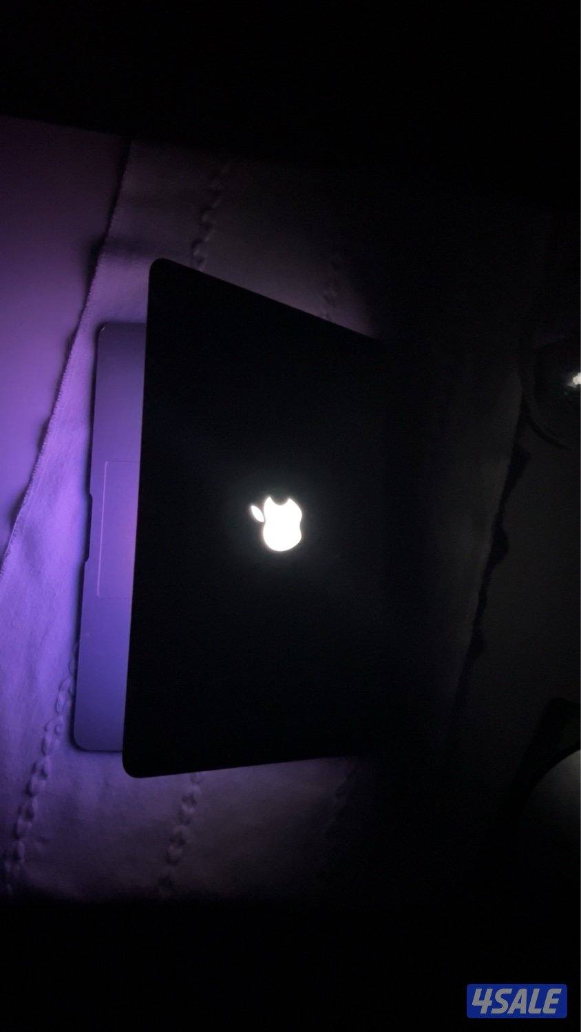 لابتوب MacBook Air نظيف مع الشاحن الأصلي والشنطة2