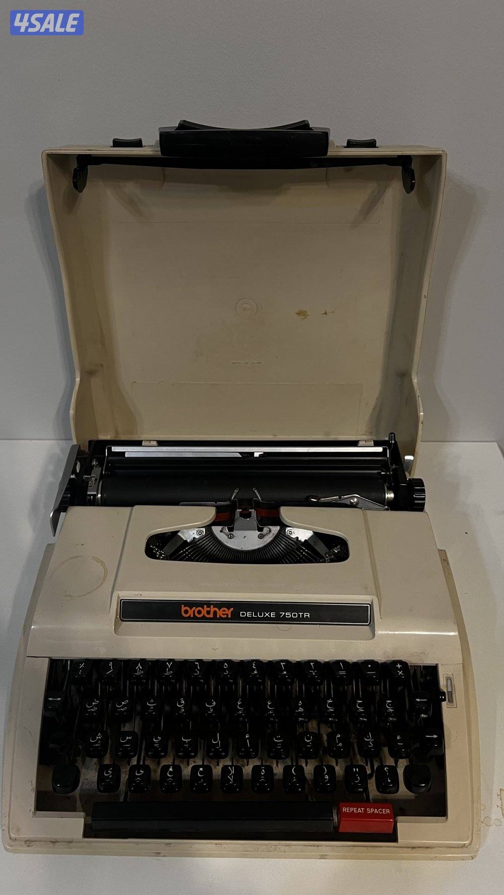 آلة كتابة قديمة Brother Deluxe 750TR – كيبورد عربي حبر احمر +– Vintage1