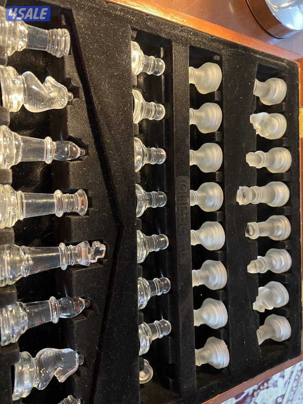 Glass chess set in wooden box0