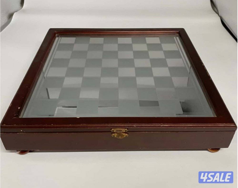Glass chess set in wooden box1