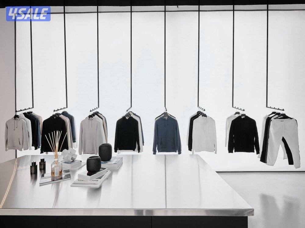 محل ملابس راقي خلو للبيع بالشويخ بمول راقي وسعر مغري0