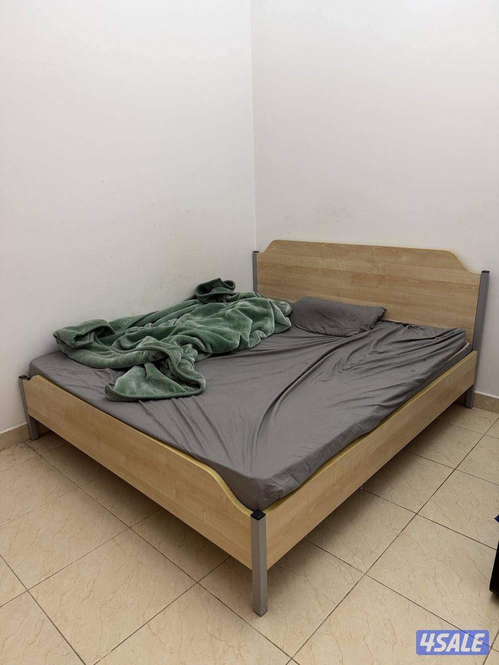 سرير مع اسفنج 180x2000