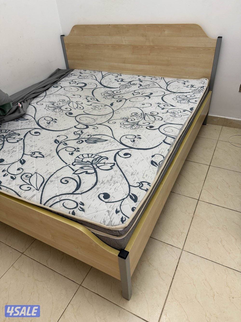 سرير مع اسفنج 180x2001