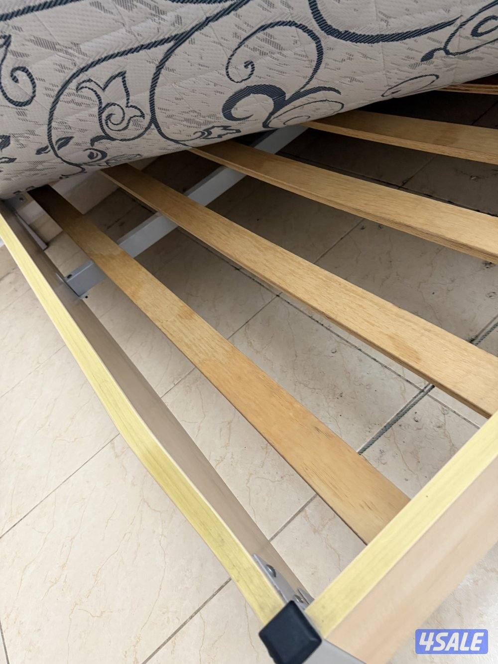 سرير مع اسفنج 180x2002