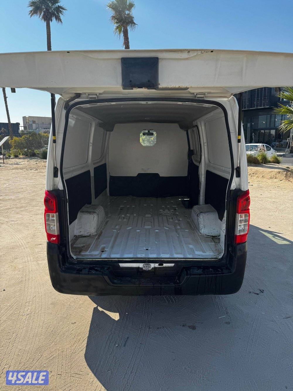 للبيع باص نيسان قير تماتيك 20204