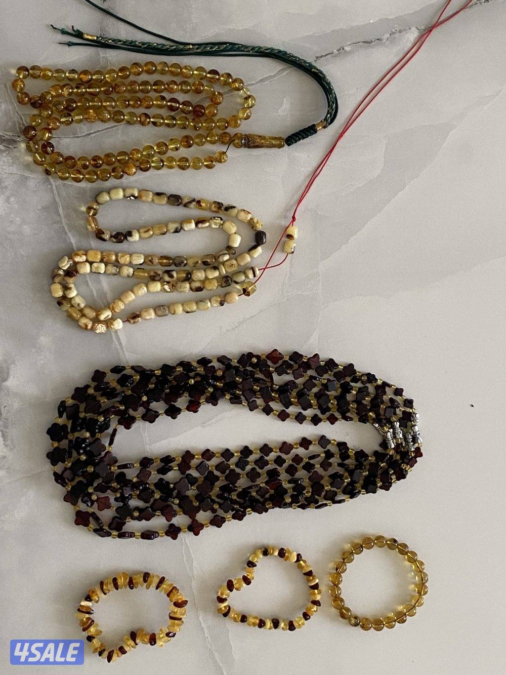 للبيع مسباحين و٨ عقود و٣ أساور كهرب0