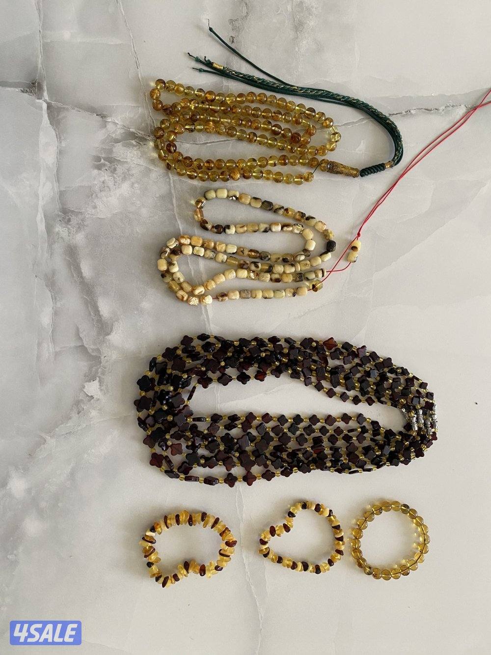 للبيع مسباحين و٨ عقود و٣ أساور كهرب3