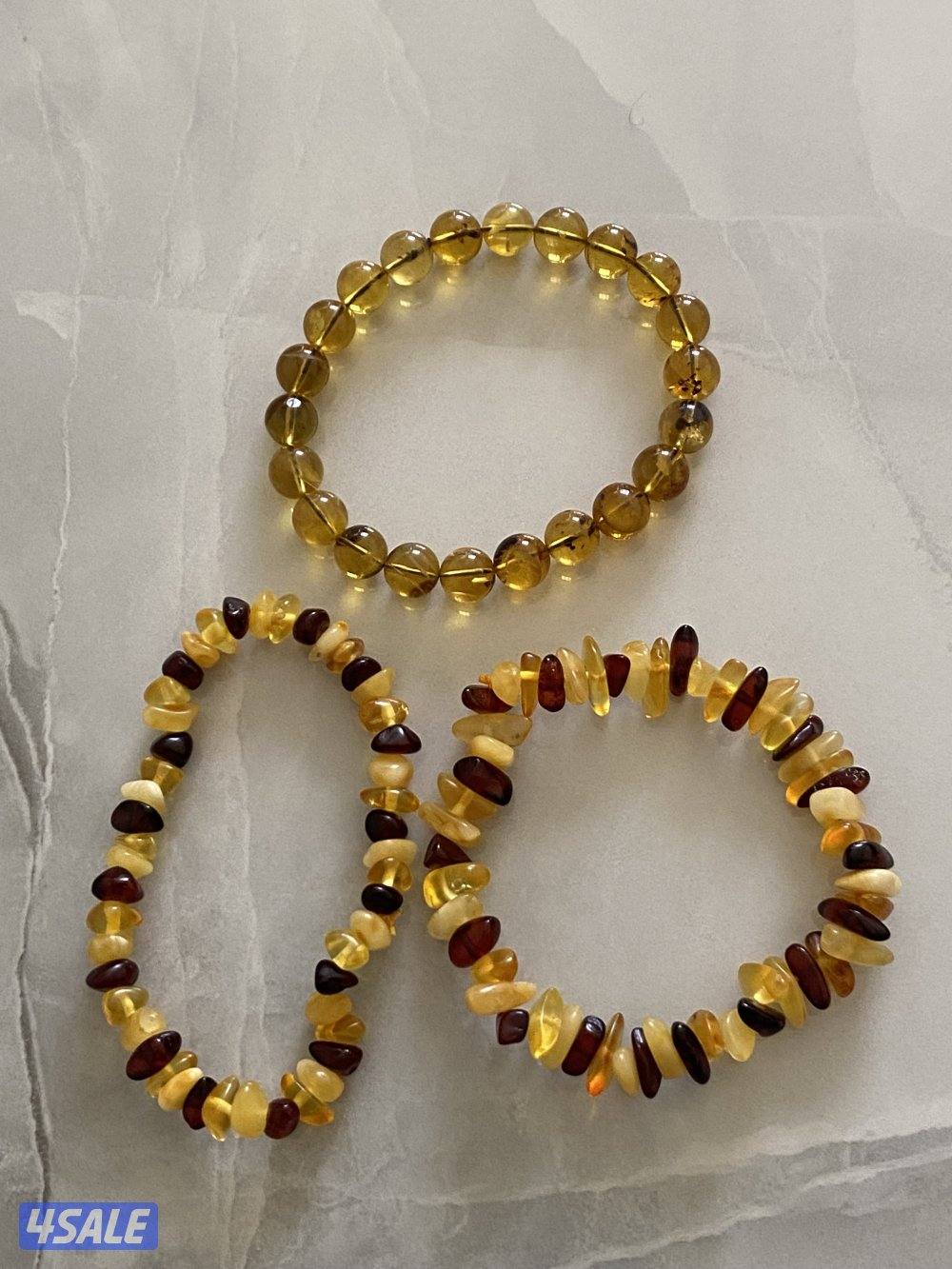 للبيع مسباحين و٨ عقود و٣ أساور كهرب4