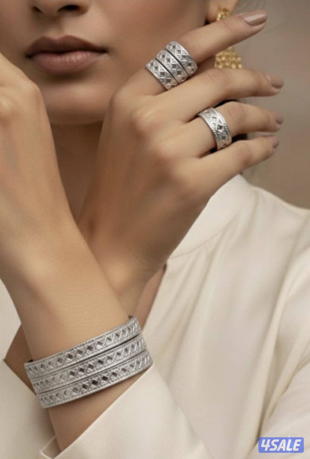 لبيع الساعات والاكسسوار شي مرتب12