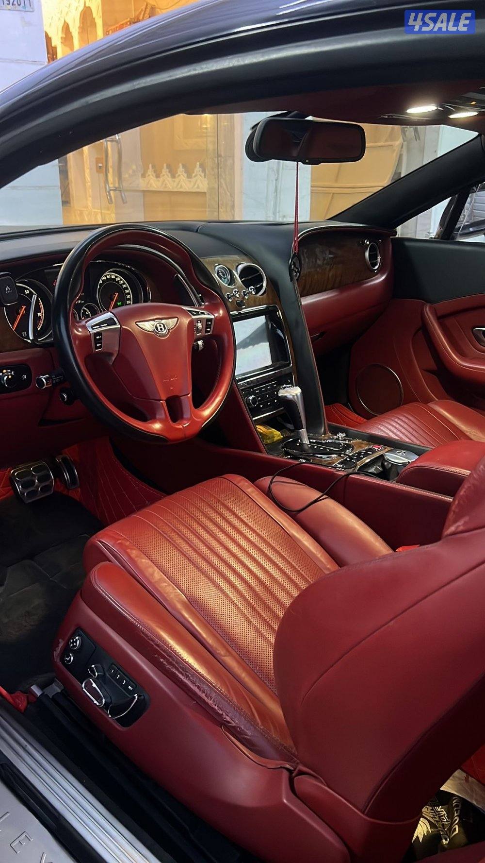 للبيع بنتلي 2016ماشي 170الف وارد قطر عليها استيكر اسود الللون الاساسي0