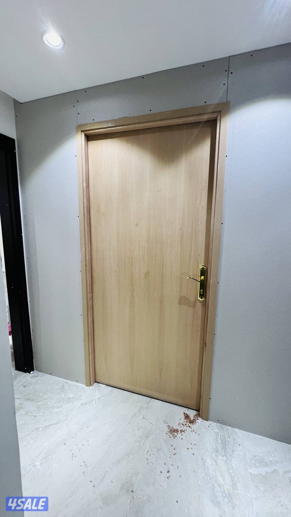 جبسم بورد بارتيشن مع باب خشب ديكور جبس امريكي باب كارتون بلاستيك1