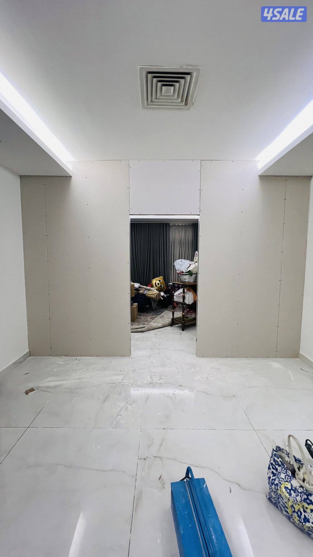 جبسم بورد بارتيشن مع باب خشب ديكور جبس امريكي باب كارتون بلاستيك2