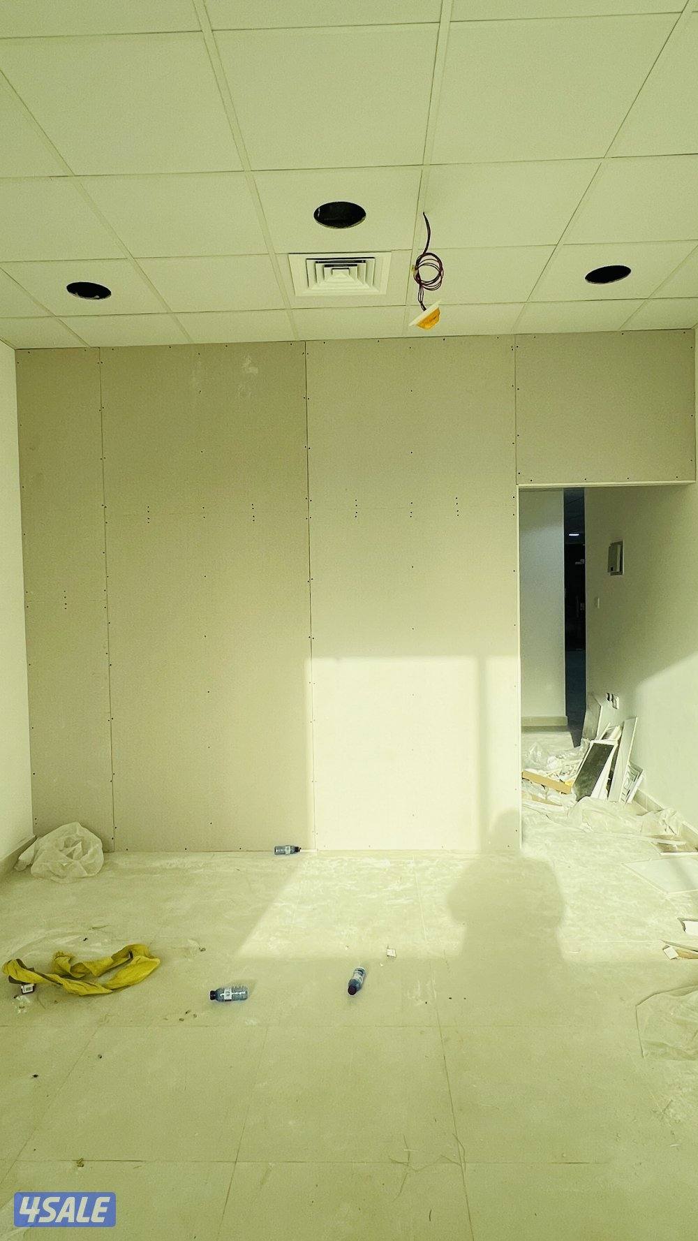 جبسم بورد بارتيشن مع باب خشب ديكور جبس امريكي باب كارتون بلاستيك4