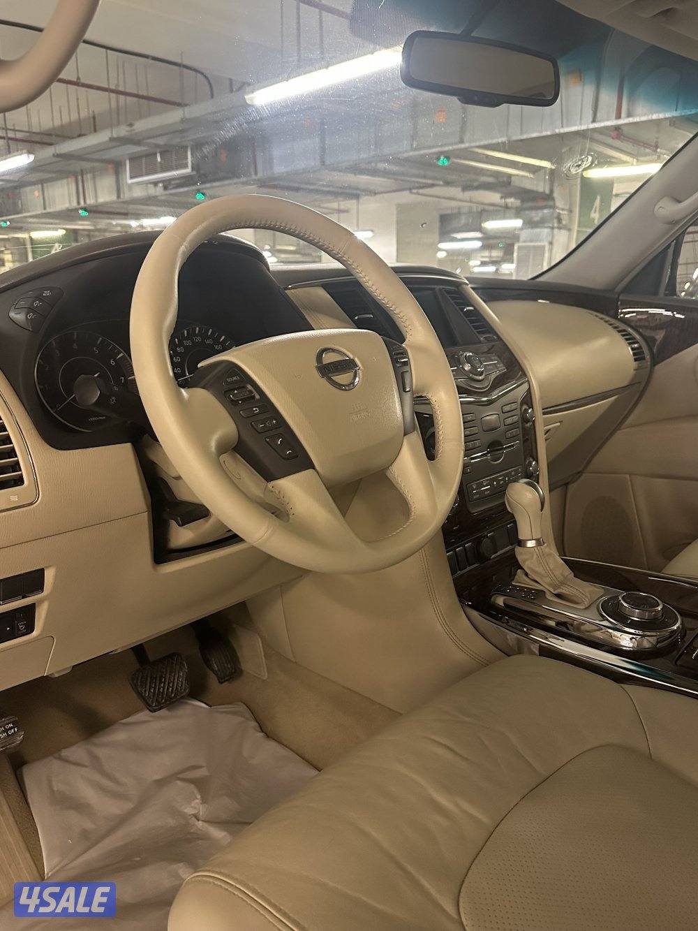 للبيع نيسان ستي 8 سلندر  حجم المكينه 320 جلد شرط الفحص5