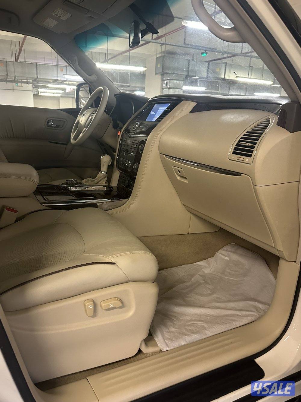 للبيع نيسان ستي 8 سلندر  حجم المكينه 320 جلد شرط الفحص7