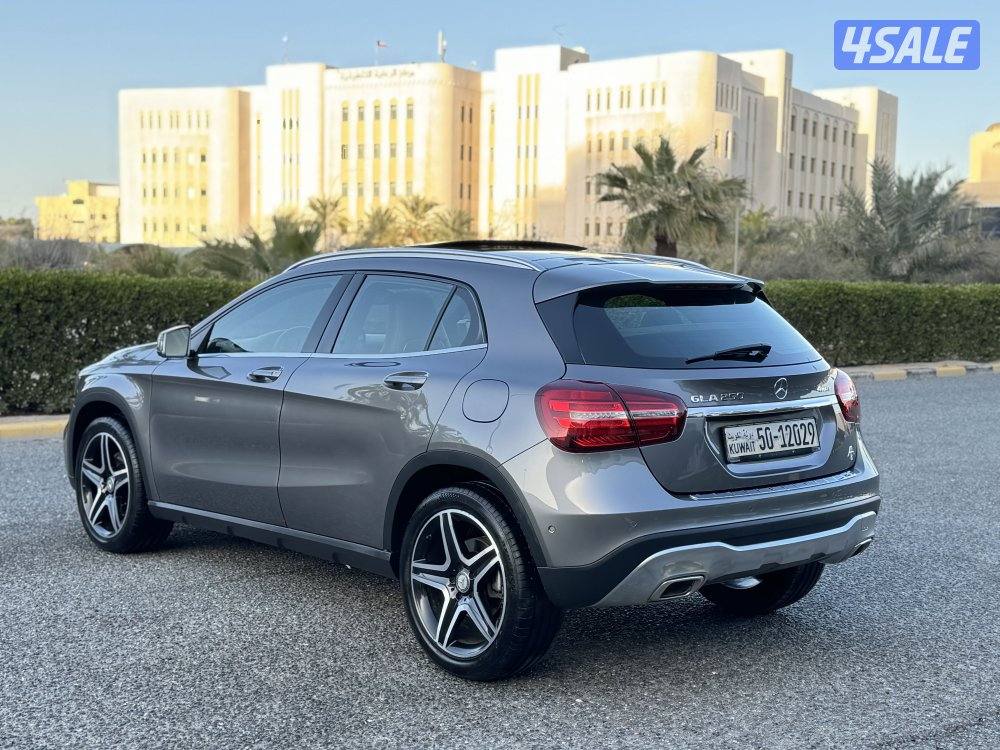 مرسيدس GLA250 موديل 2018 عداد 34 فقط4