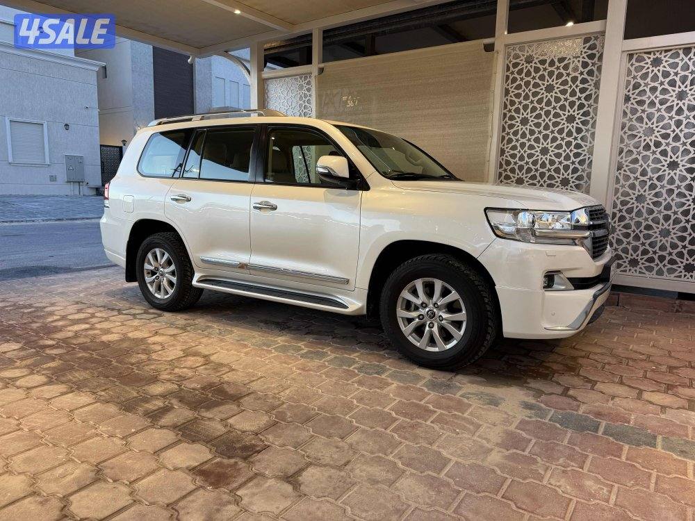 للبيع لاندكروزر 2018 كامل الموصفات الدرجة الاولي0