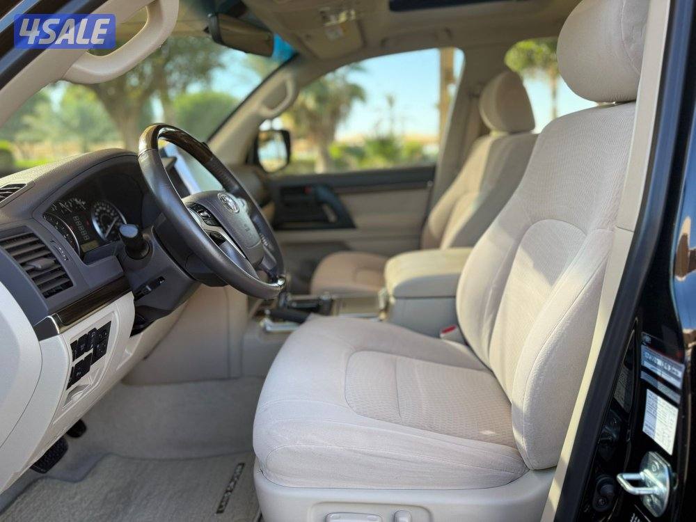 للبيع : تويوتا لاند كروزر V6  موديل : 2020 عداد : 52 الف8