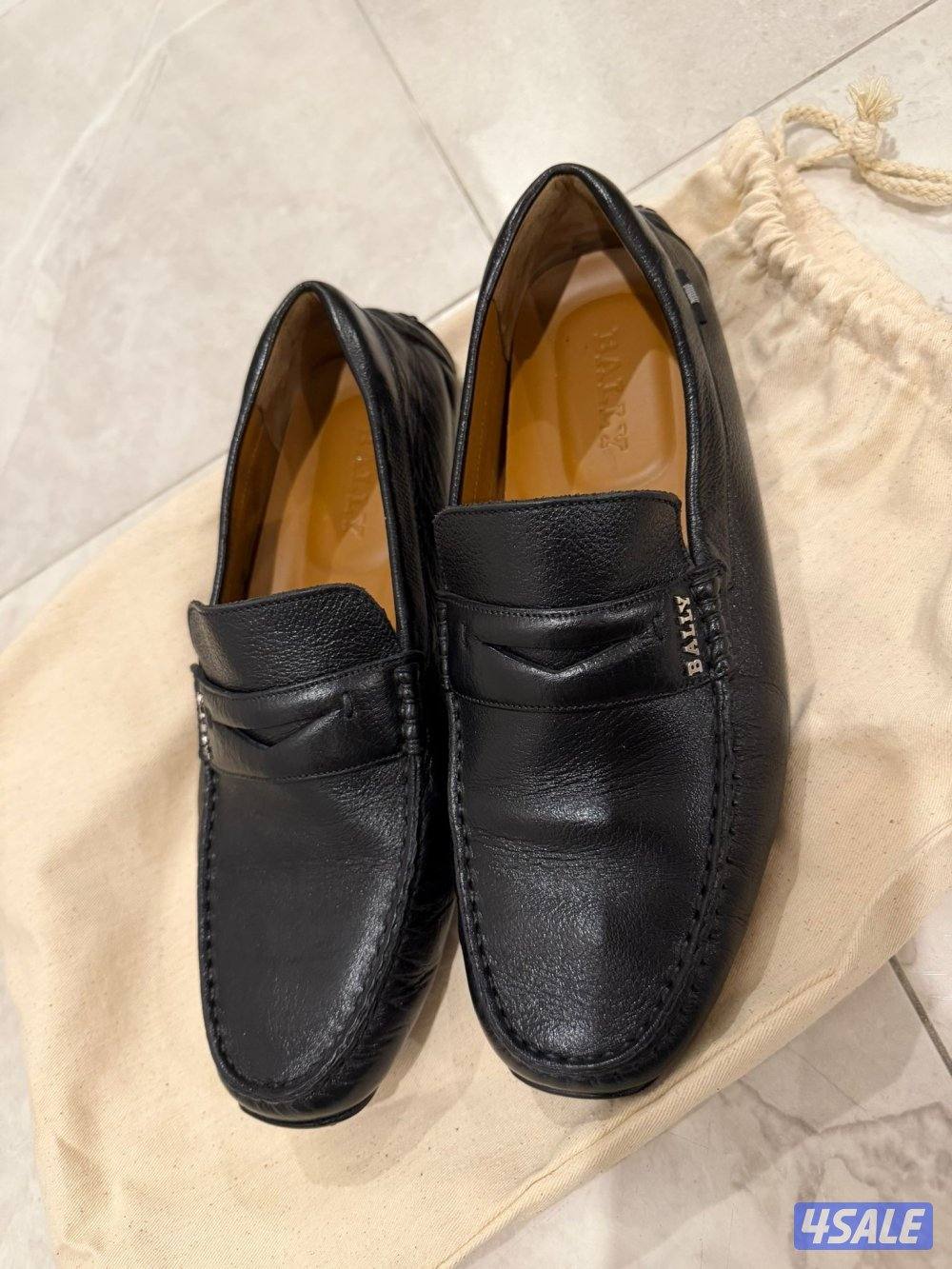 البيع جواتي مستعملة بحالة جيده اصلية PRADA و BALLY6