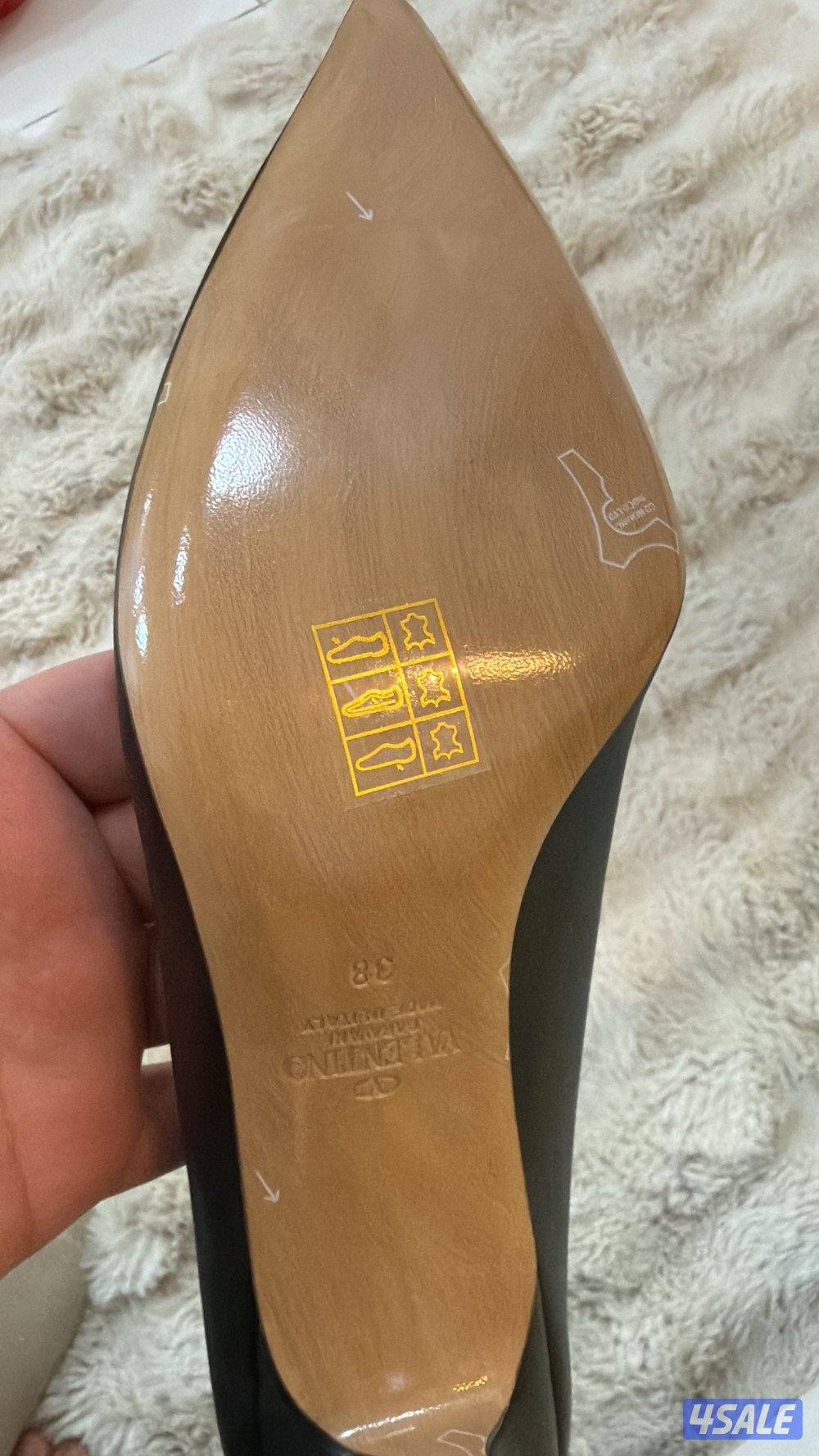 للبيع جوتي جديد فلنتينو اسود2