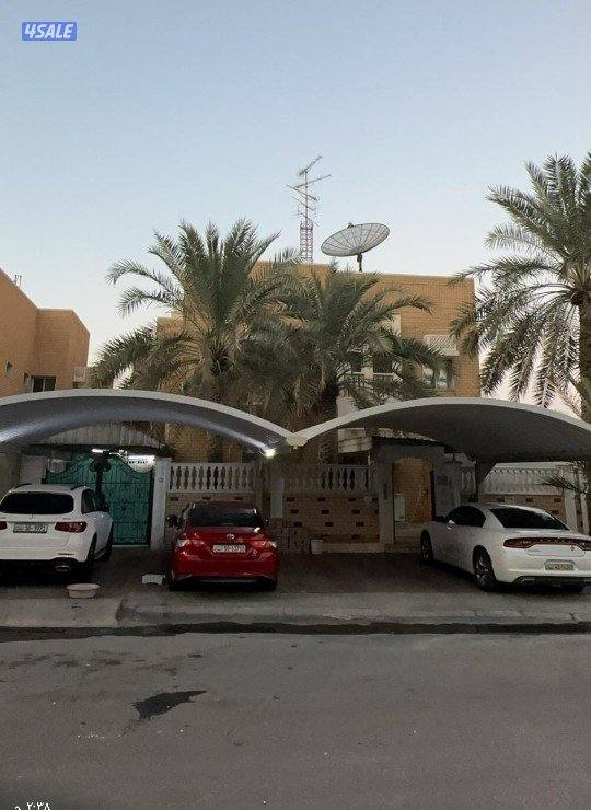 للبيع بيت حكومي القرين ق٥ زاوية شارعين دورين2