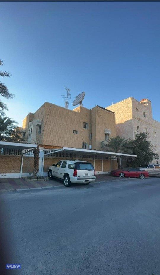 للبيع بيت حكومي القرين ق٥ زاوية شارعين دورين1