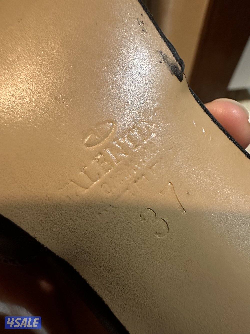 Brand new heels maroon or burgundy Valentino brand . With all acc3