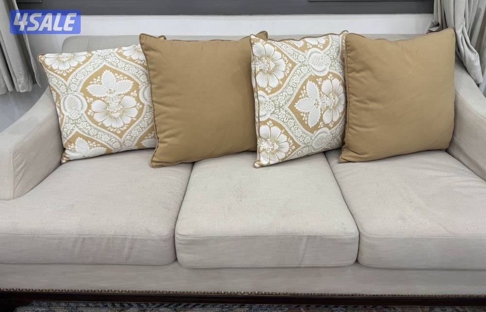 ثلاث غنفات بجوده جيده وحده كبيره و اثنين وسط مخاد كبار لون بيج فاتح0