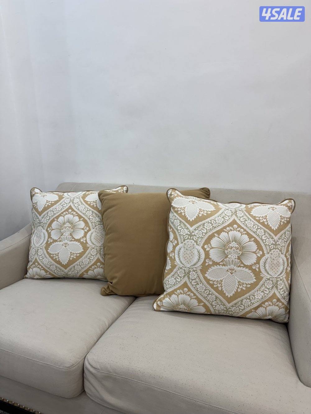 ثلاث غنفات بجوده جيده وحده كبيره و اثنين وسط مخاد كبار لون بيج فاتح1