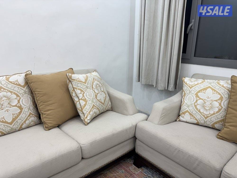 ثلاث غنفات بجوده جيده وحده كبيره و اثنين وسط مخاد كبار لون بيج فاتح2