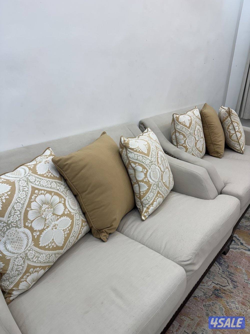 ثلاث غنفات بجوده جيده وحده كبيره و اثنين وسط مخاد كبار لون بيج فاتح3