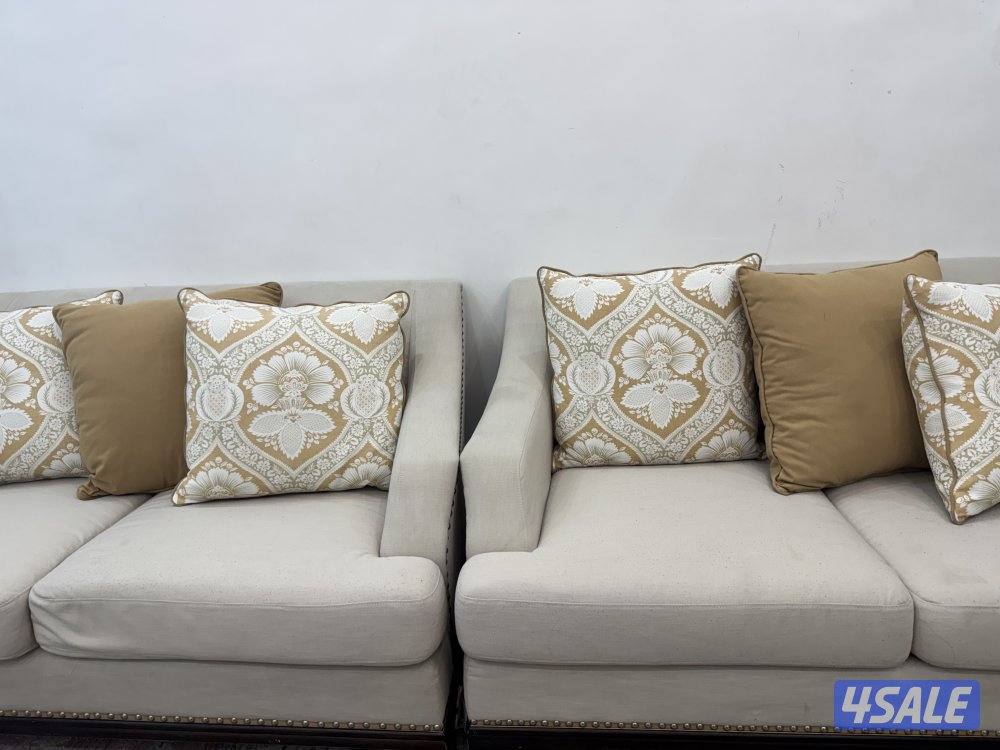 ثلاث غنفات بجوده جيده وحده كبيره و اثنين وسط مخاد كبار لون بيج فاتح4