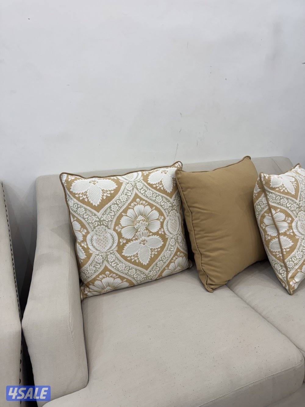 ثلاث غنفات بجوده جيده وحده كبيره و اثنين وسط مخاد كبار لون بيج فاتح5