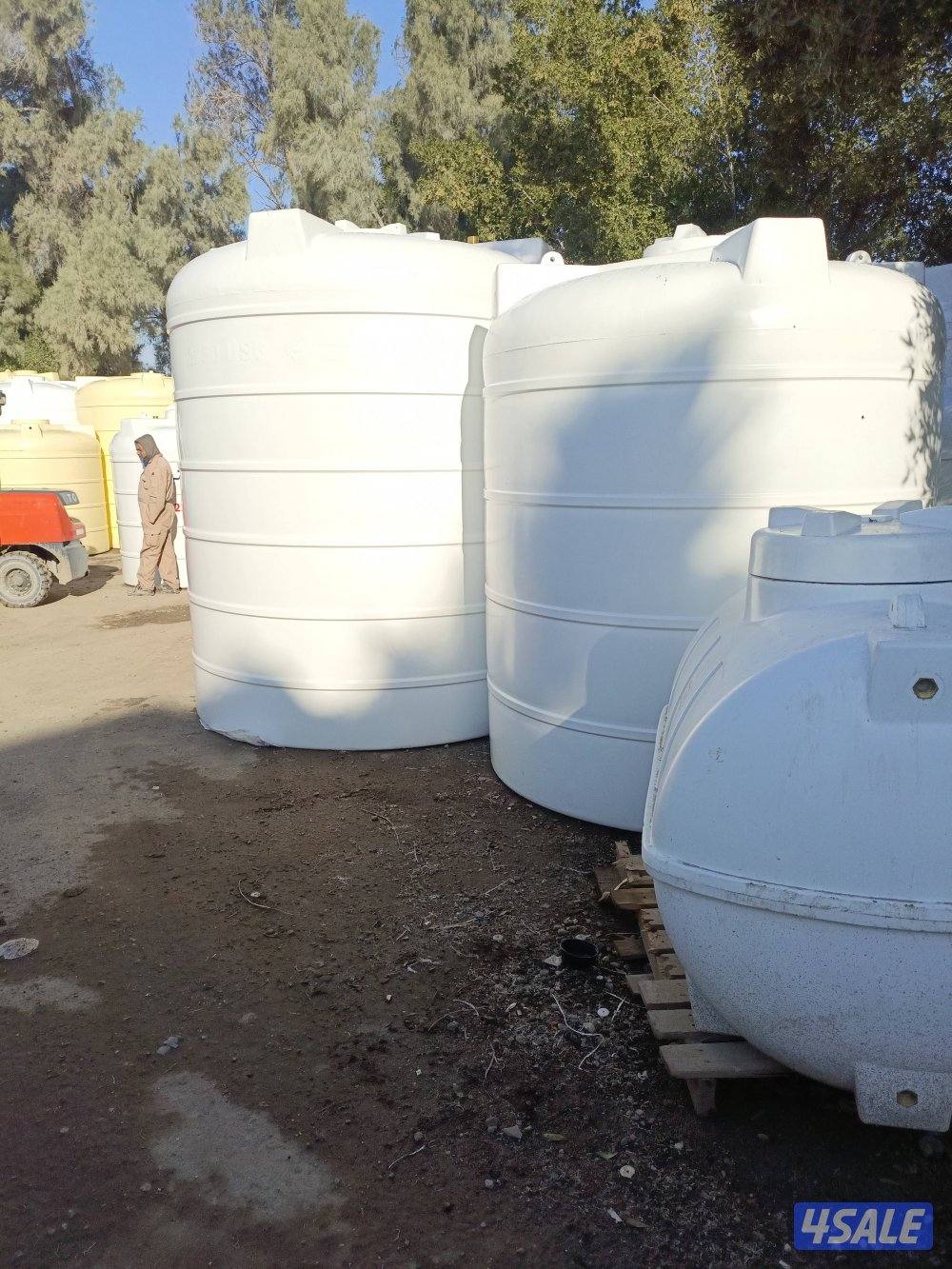 يوجد خزانات مياه ويوجد سخانات مركزين او يوجد مكائن دفع وفلاتر ومضخات م2