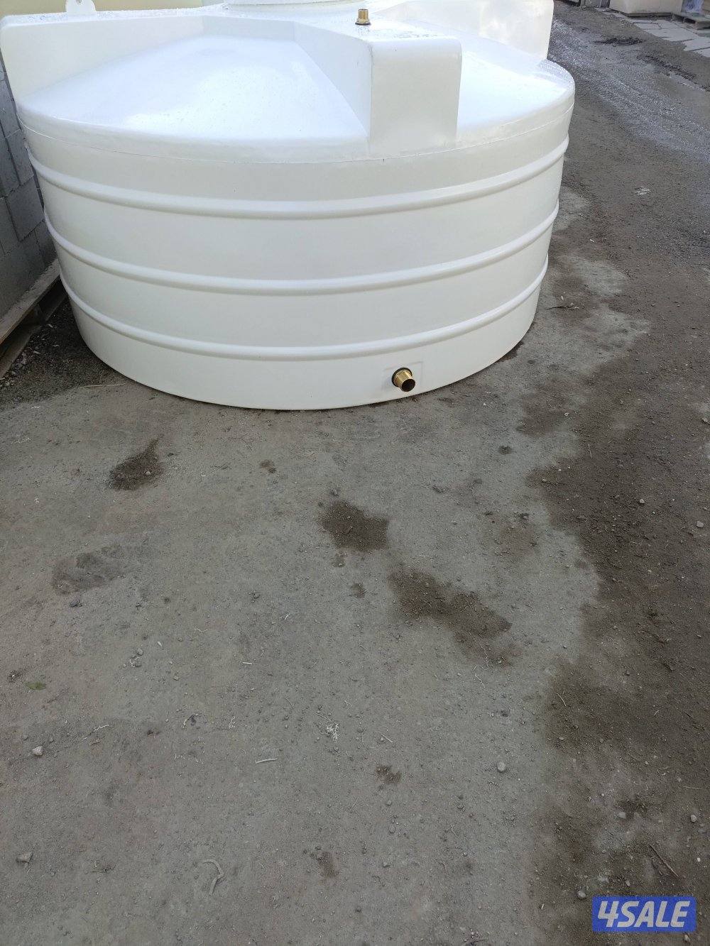 يوجد خزانات مياه ويوجد سخانات مركزين او يوجد مكائن دفع وفلاتر ومضخات م3