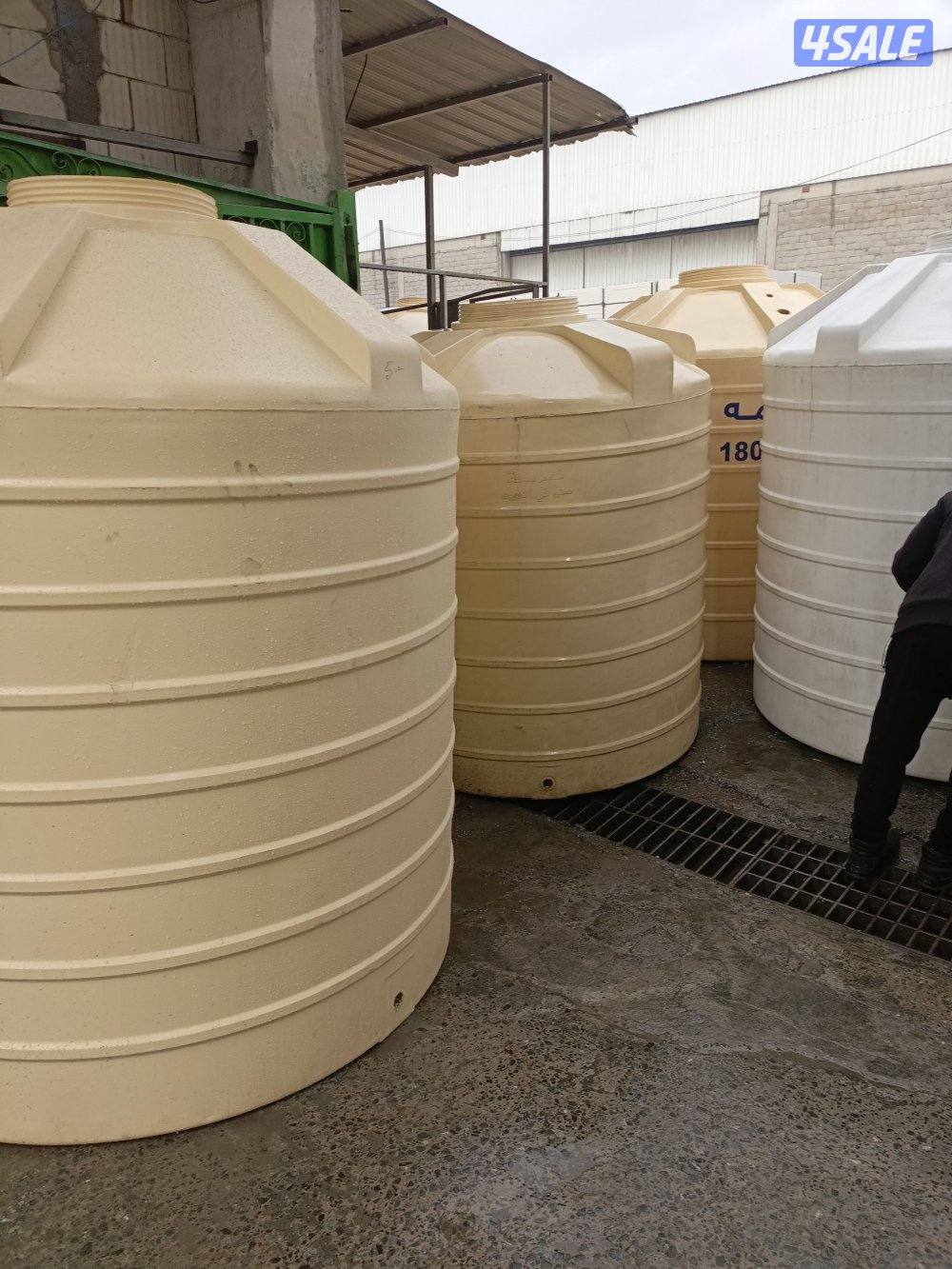 يوجد خزانات مياه ويوجد سخانات مركزين او يوجد مكائن دفع وفلاتر ومضخات م4