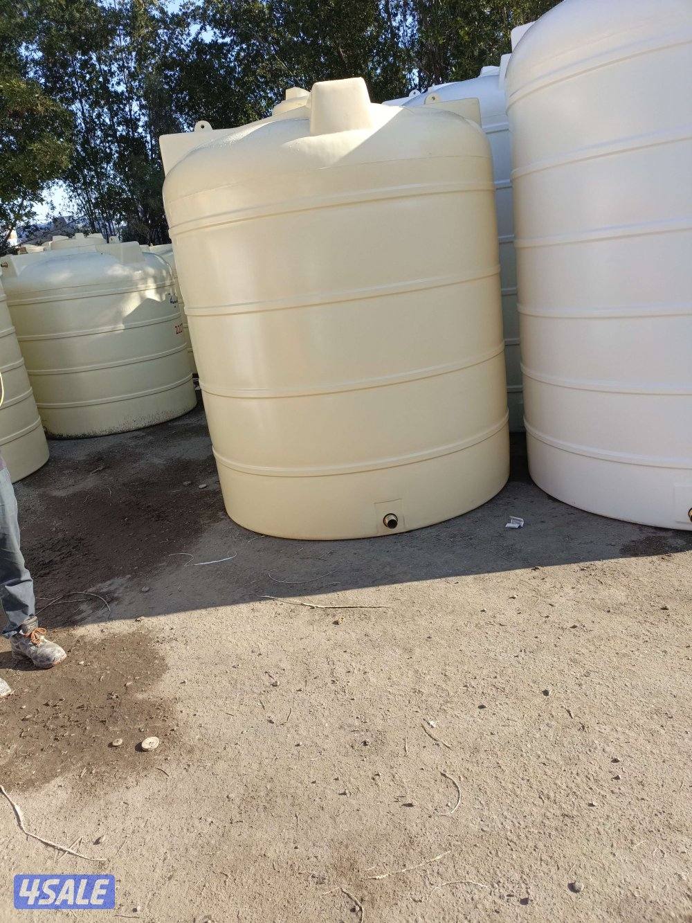 يوجد خزانات مياه ويوجد سخانات مركزين او يوجد مكائن دفع وفلاتر ومضخات م8