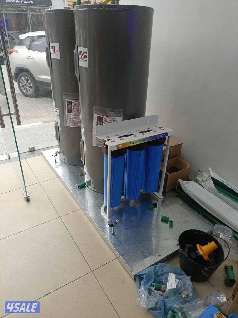 يوجد خزانات مياه ويوجد سخانات مركزين او يوجد مكائن دفع وفلاتر ومضخات م9