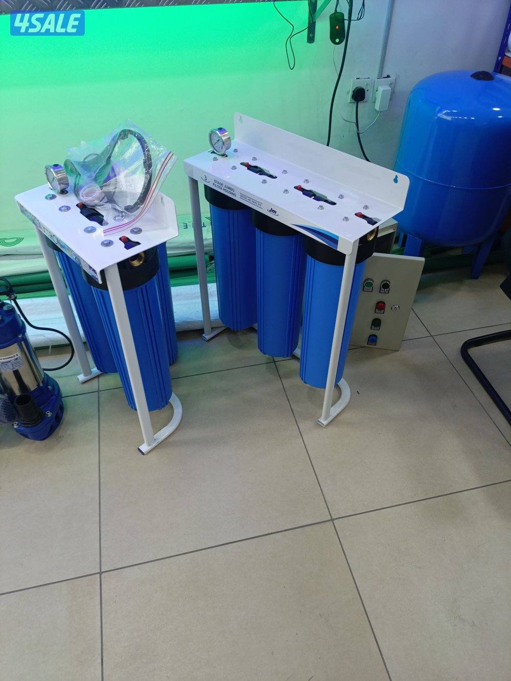 يوجد خزانات مياه ويوجد سخانات مركزين او يوجد مكائن دفع وفلاتر ومضخات م10