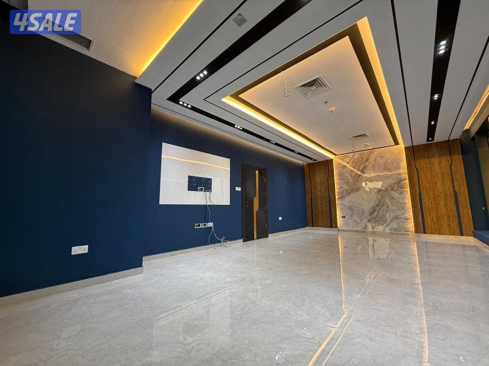 متوفر مكتب تجاري في برج كتير راقي بموقع متميز بشرق ، المساحه ١٤٠م0