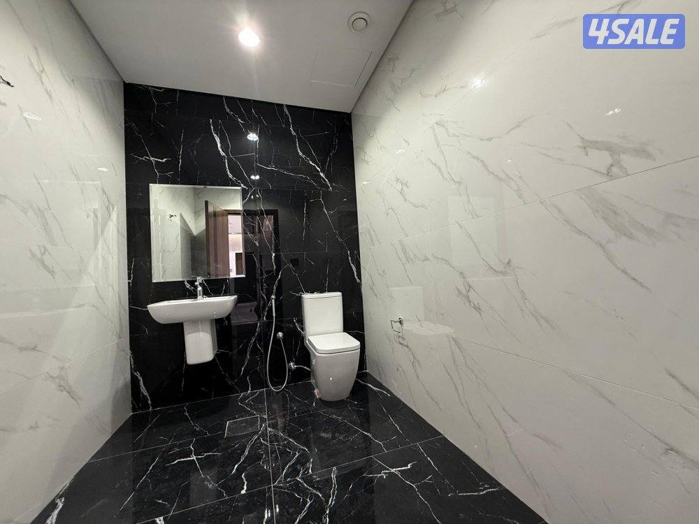 متوفر مكتب تجاري في برج كتير راقي بموقع متميز بشرق ، المساحه ١٤٠م1