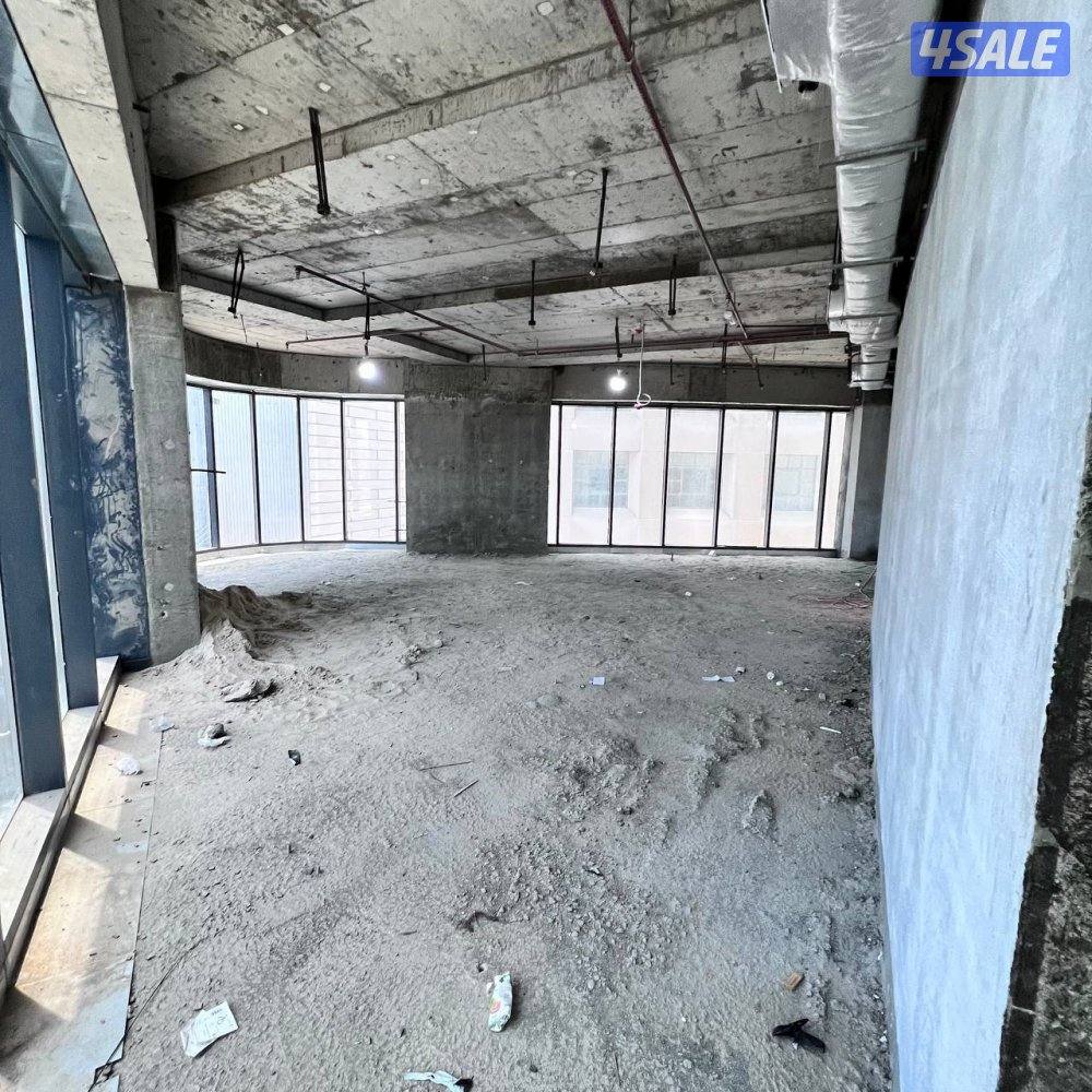 نصف دور تجاري للإيجار في شرق قطعة 72